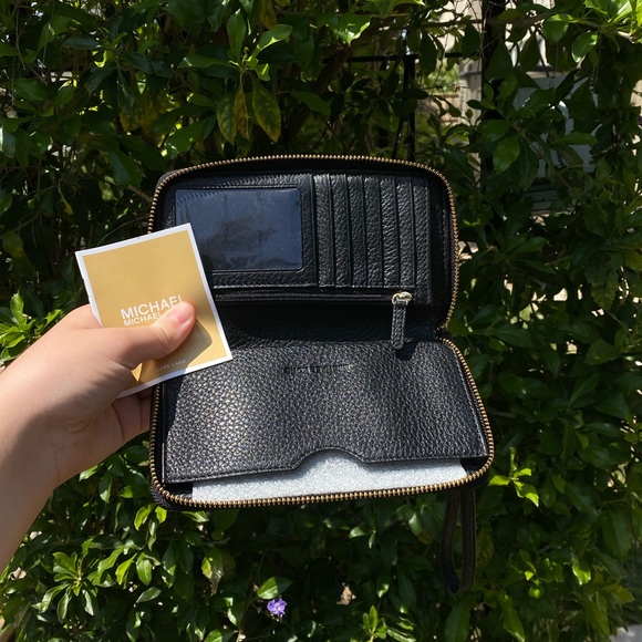 NWOT Michael Kors Black Wristlet - Picture 3 of 3